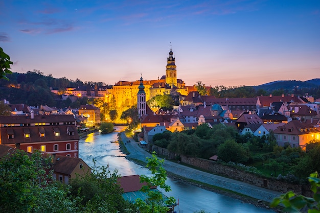 Cidade velha de Cesky Krumlov à noite na República Checa