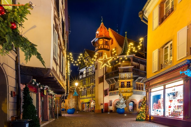 Cidade velha de Colmar decorada e iluminada para o natal