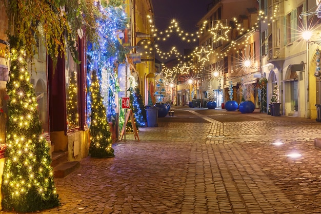 Cidade velha de Colmar decorada e iluminada para o natal