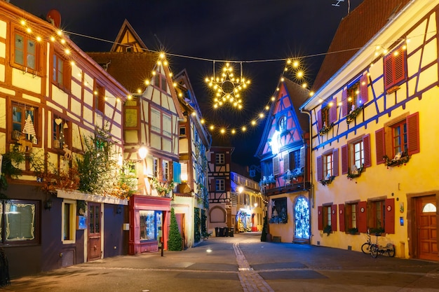 Cidade velha de colmar decorada e iluminada para o natal