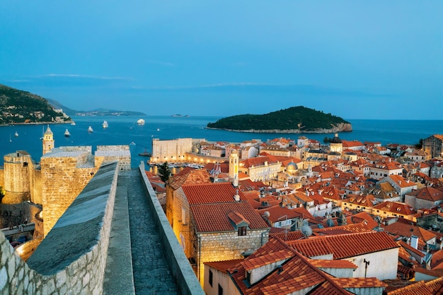 Cidade velha de Dubrovnik, ilha de Lokrum e mar Adriático ao entardecer, Croácia