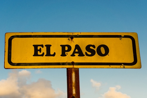 Foto cidade velha de el paso sinal amarelo com céu azul