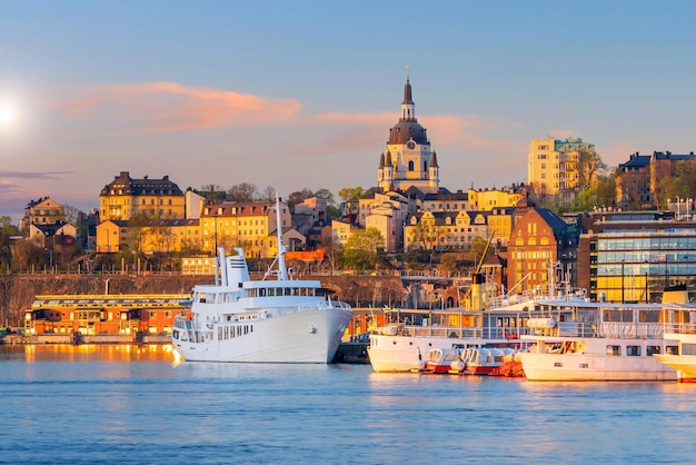 Cidade velha de Estocolmo, paisagem urbana do horizonte da Suécia ao pôr do sol