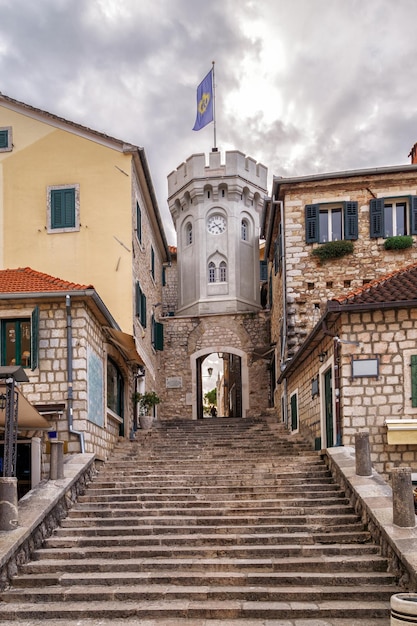 Cidade velha de Herceg Novi Montenegro. Escadas para os portões da cidade e a Torre do Relógio Sahat Kula.