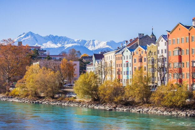 Foto cidade velha de innsbruck no rio tirol com as montanhas apls em fundo innsbrucco de outono