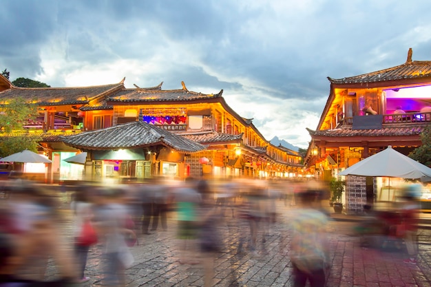 Cidade velha de lijiang à noite com turistas lotados.