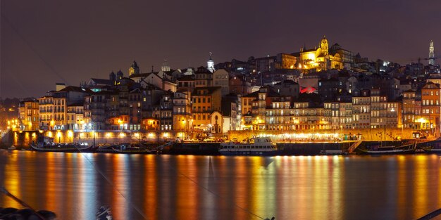 Cidade velha do Porto à noite Portugal