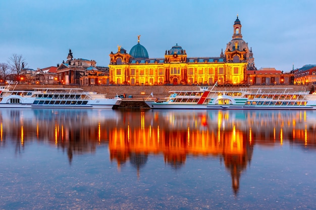 Cidade velha e Elba à noite em Dresden, Alemanha