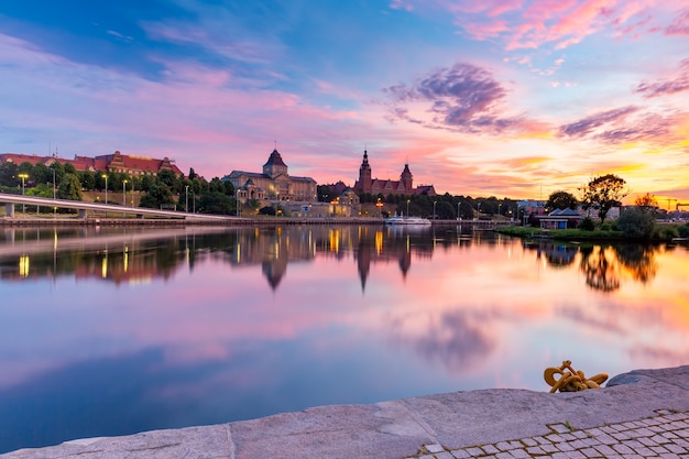 Cidade velha e o rio Oder ao pôr do sol em Szczecin, Polônia