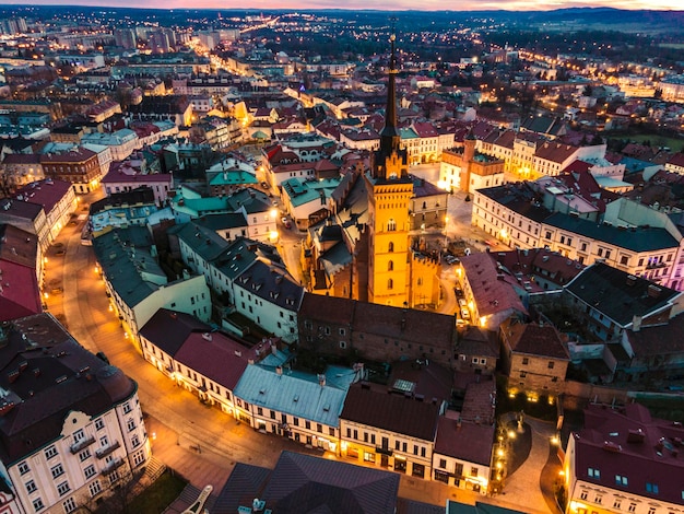 Cidade Velha e Praça Principal da Cidade em Tarnow Malopolska Region Polônia Drone View