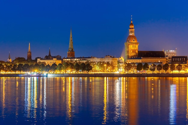 Cidade Velha e Rio Daugava à noite Riga Letônia