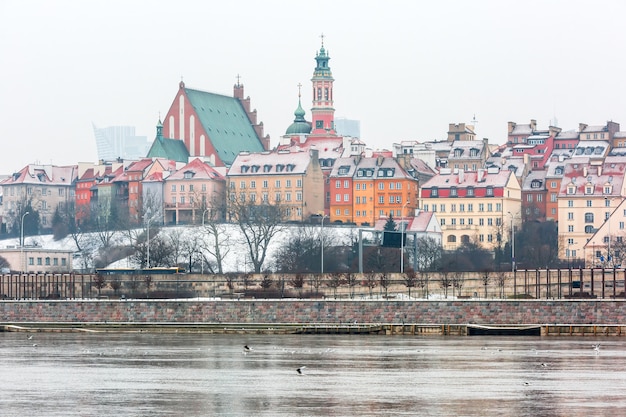 Cidade velha e rio vistula em varsóvia, polônia.