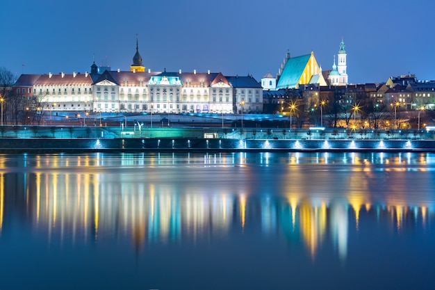 Cidade velha e rio vistula na noite em varsóvia, polônia.