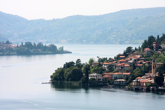 Cidade velha em um lago como, itália