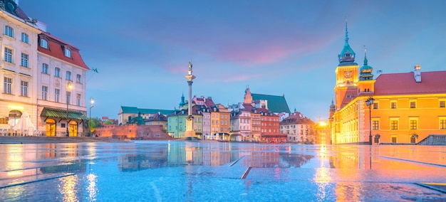 Cidade velha em Varsóvia Polônia no crepúsculo
