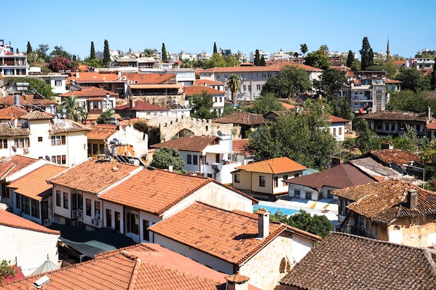 Cidade Velha Kaleici com telhados vermelhos na costa do Mediterrâneo