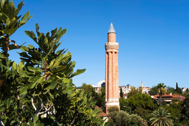 Cidade Velha Kaleici com telhados vermelhos na costa do Mediterrâneo