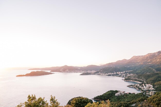 Cidades turísticas no sopé das montanhas nas margens da baía de Kotor Montenegro drone