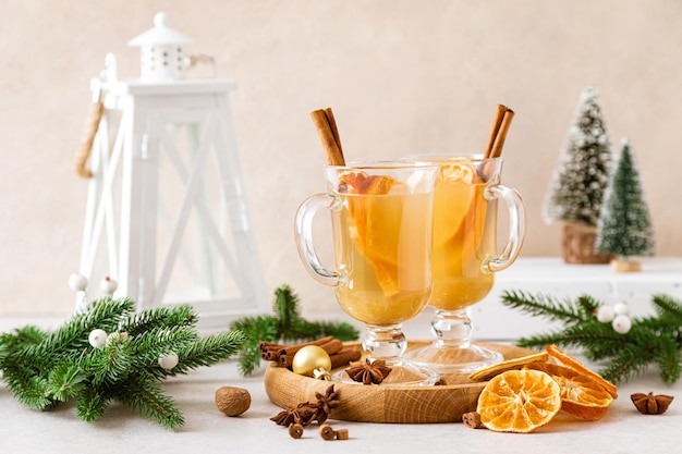 Cidra quente de maçã de Natal com canela e laranja vista frontal tradicional coquetel quente de férias de inverno