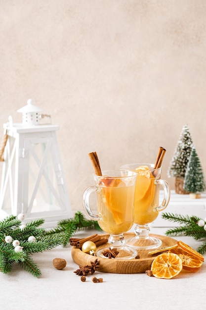 Cidra quente de maçã de Natal com canela e laranja vista frontal tradicional coquetel quente de férias de inverno