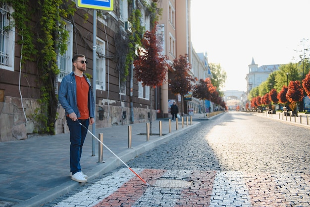 Ciego Personas con discapacidad persona discapacitada y vida cotidiana Hombre con discapacidad visual con bastón