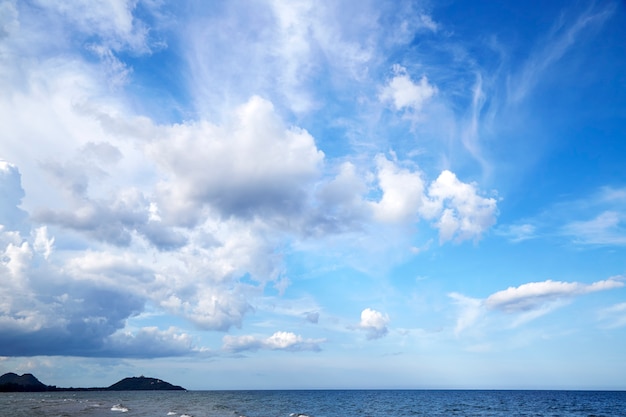 cielo y agua del océano