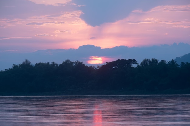 El cielo al atardecer está a punto de despegar el horizonte