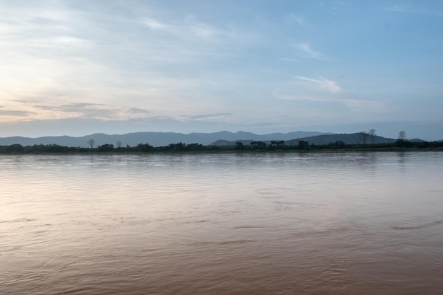 El cielo al atardecer está a punto de despegar el horizonte