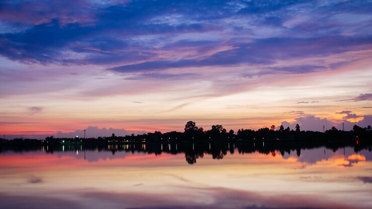 Cielo al atardecer en el lago
