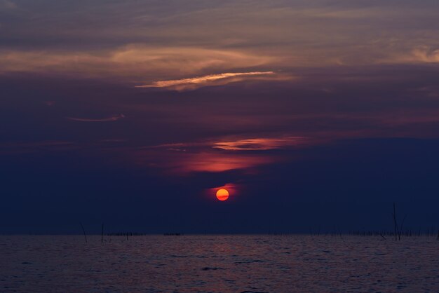 Cielo al atardecer en el mar en la noche