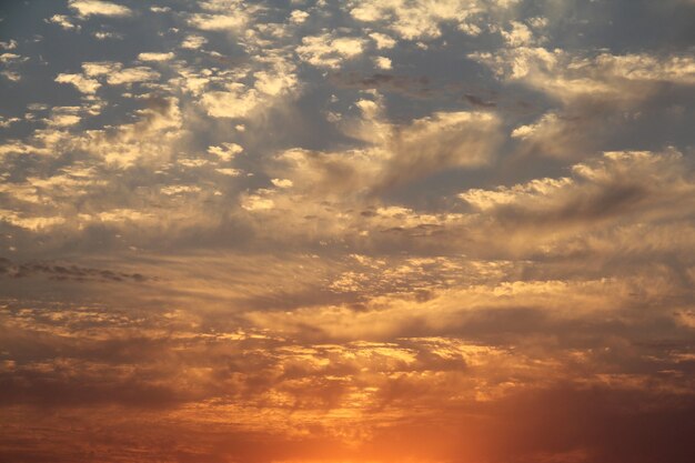 Cielo al atardecer bajo el mar