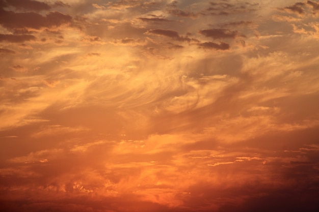 Cielo al atardecer bajo el mar