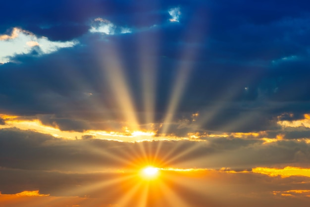 Cielo al atardecer con nubes al atardecer y rayos de sol