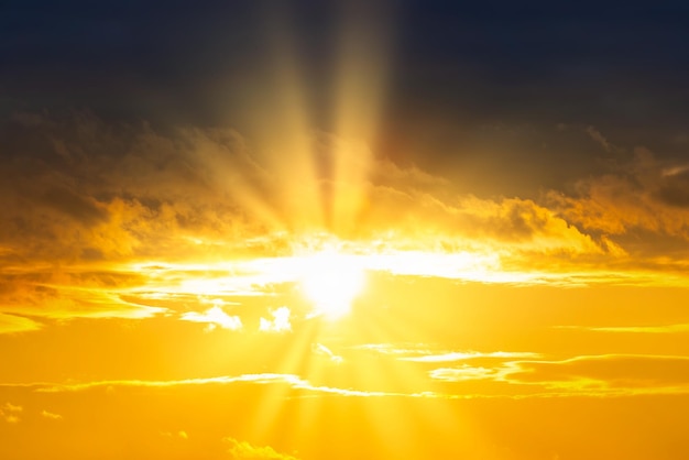 Cielo al atardecer con nubes al atardecer y rayos de sol