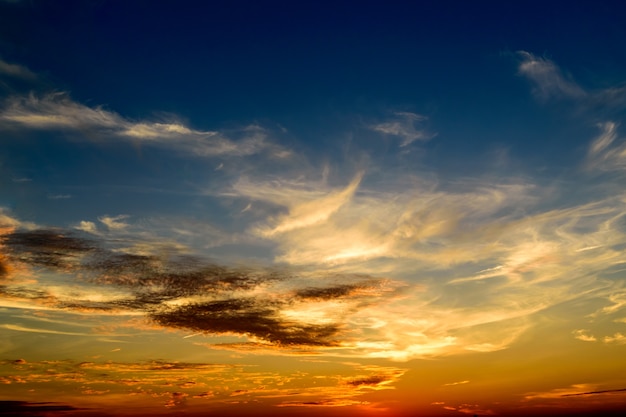 Cielo al atardecer con nubes anaranjadas.