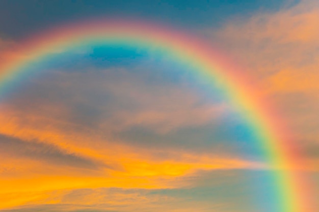 Cielo al atardecer y nubes con arco iris.