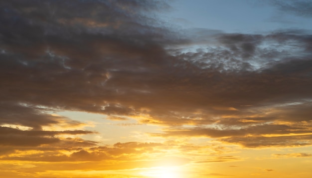 Cielo al atardecer con nubes