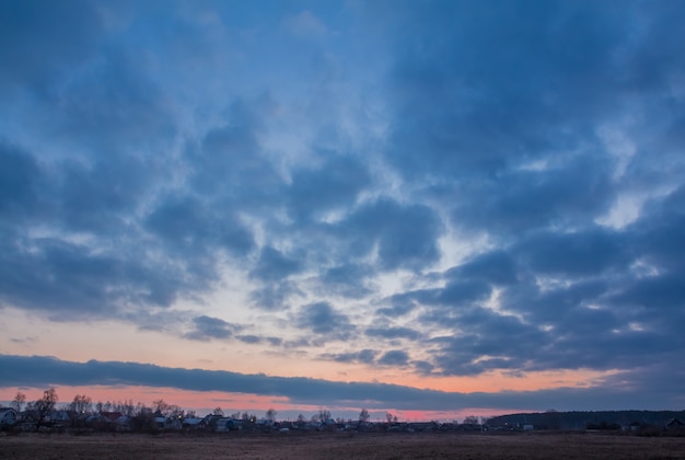 El cielo al atardecer sobre el campo.