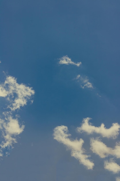 Cielo al mediodía en primavera