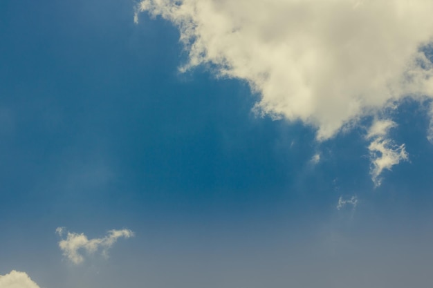 Cielo al mediodía en primavera