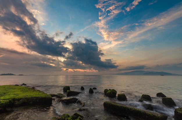 Foto el cielo del amanecer de nha trang resort vietnam