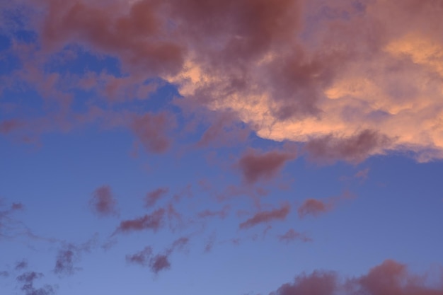 Cielo del amanecer con nubes coloridas Paisaje al atardecer