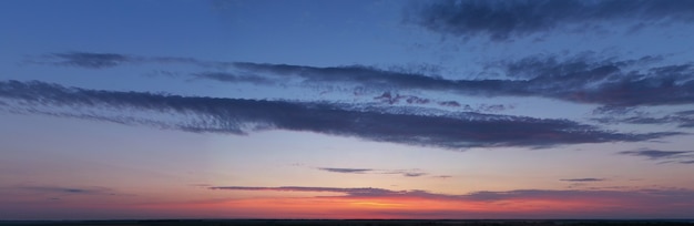 Cielo, amanecer o atardecer con colores brillantes.