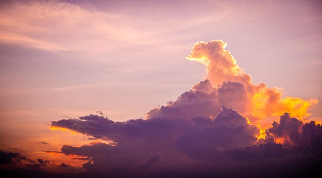 Cielo de amanecer o atardecer con nubes de colores suaves Colores naranja y amarillo Puesta de sol