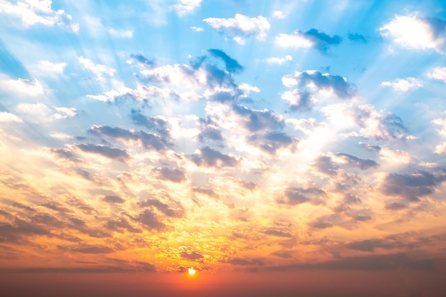 Cielo amanecer puesta de sol lujo suave gradiente naranja nubes doradas y luz del sol dorada entre grupo de azul nudo cielo perfecto para el fondo tomar en everningTwilight foto de paisaje de alta definición