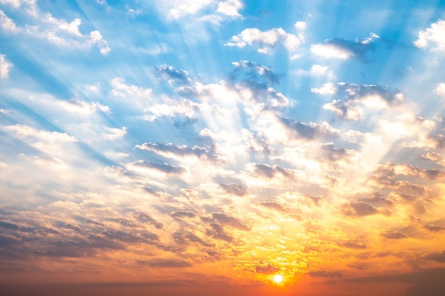 Cielo amanecer puesta de sol lujo suave gradiente naranja nubes doradas y luz del sol dorada entre grupo de azul nudo cielo perfecto para el fondo tomar en everningTwilight foto de paisaje de alta definición