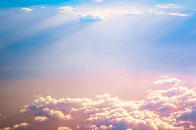 Foto cielo del amanecer sobre las nubes