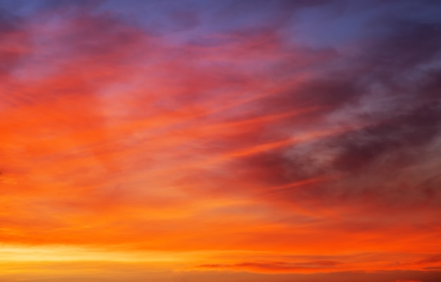 Cielo anaranjado ardiente del atardecer. Cielo hermoso.