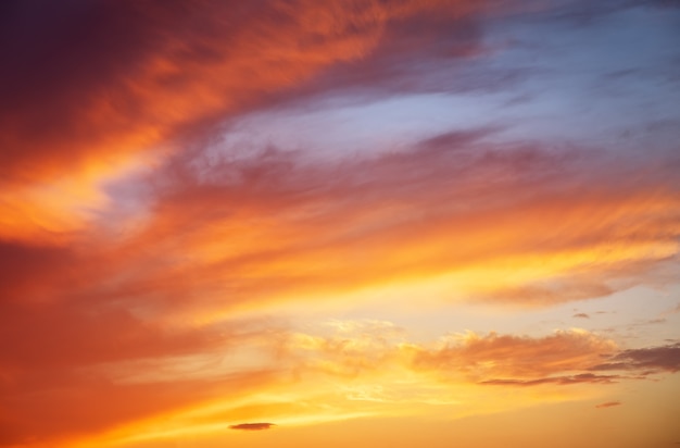 Cielo anaranjado ardiente del atardecer. Cielo hermoso.