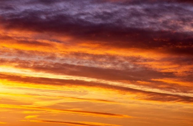 Cielo anaranjado ardiente del atardecer. Cielo hermoso.